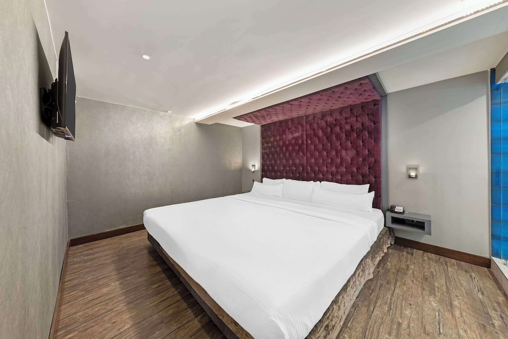 Deluxe Suite, 1 King Bed, Non Smoking - Photo 1