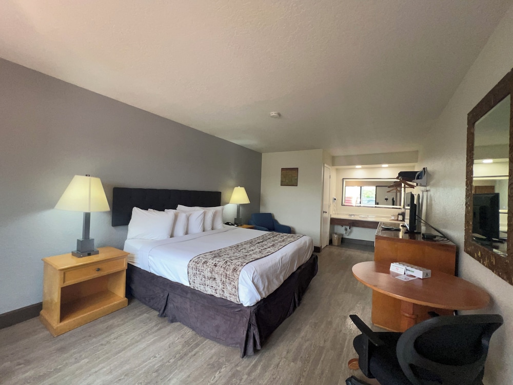 Traditional Room, 1 King Bed, Non Smoking - Photo 2
