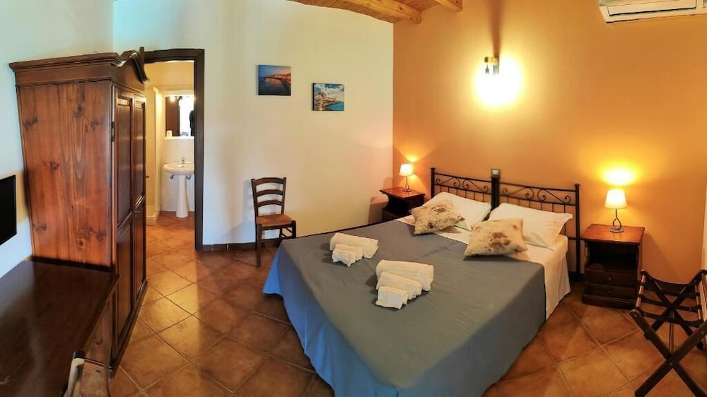 Panoramic Double or Twin Room, Multiple Beds, Pool View, Ground Floor photo 2