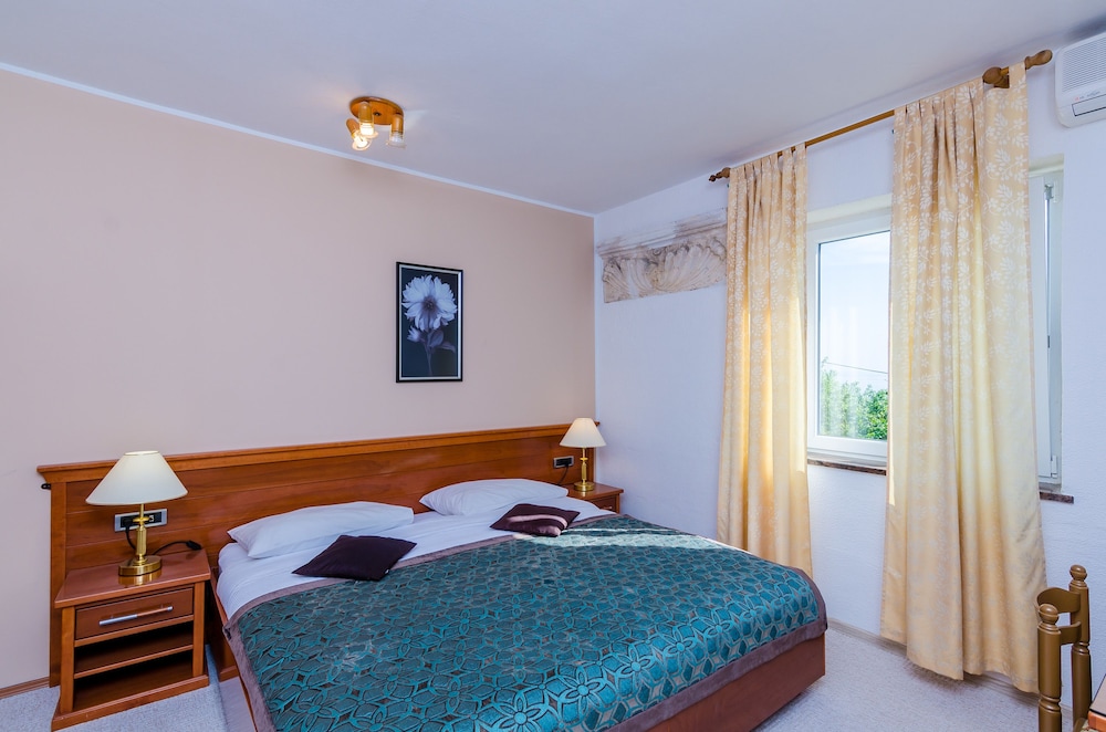 Apartment (Two-Bedroom Apartment with Balcony)