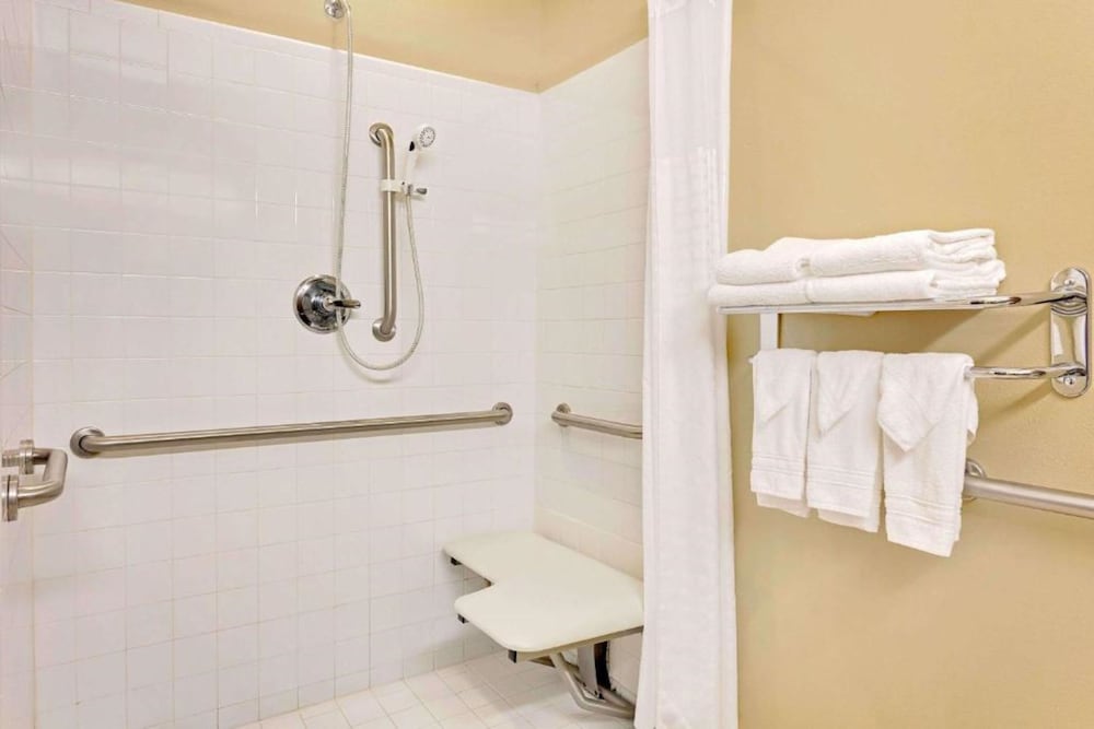 Standard Room, 2 Queen Beds, Accessible - Photo 4