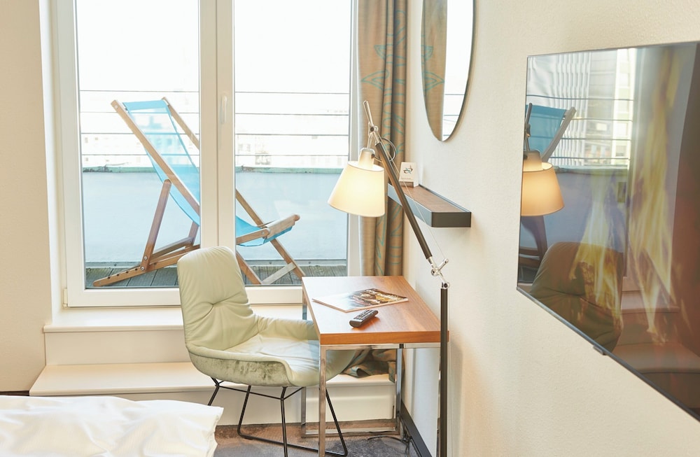 Standard Room, 1 King Bed, Balcony photo 3