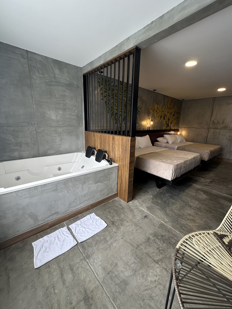 Deluxe Studio Suite with Air Conditioning photo 1