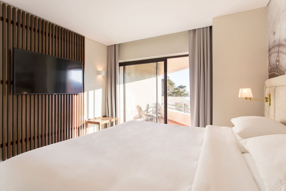 Premium Suite, 2 Bedrooms, Pool View (Balcony) - Photo 6