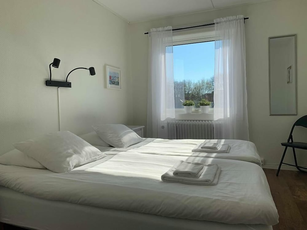 Basic Double Room, Shared Bathroom photo 2