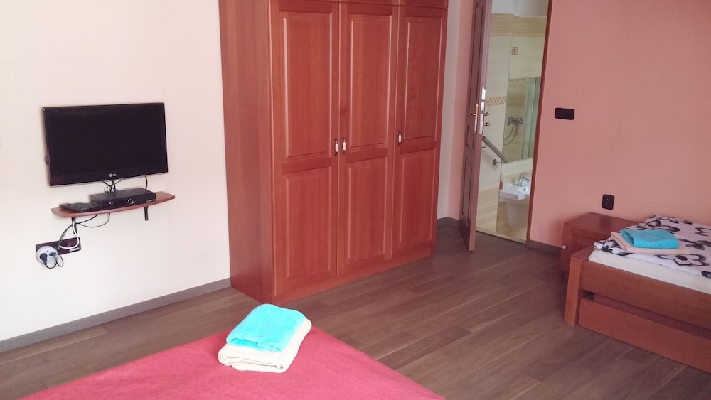 Standard Triple Room, Private Bathroom photo 3
