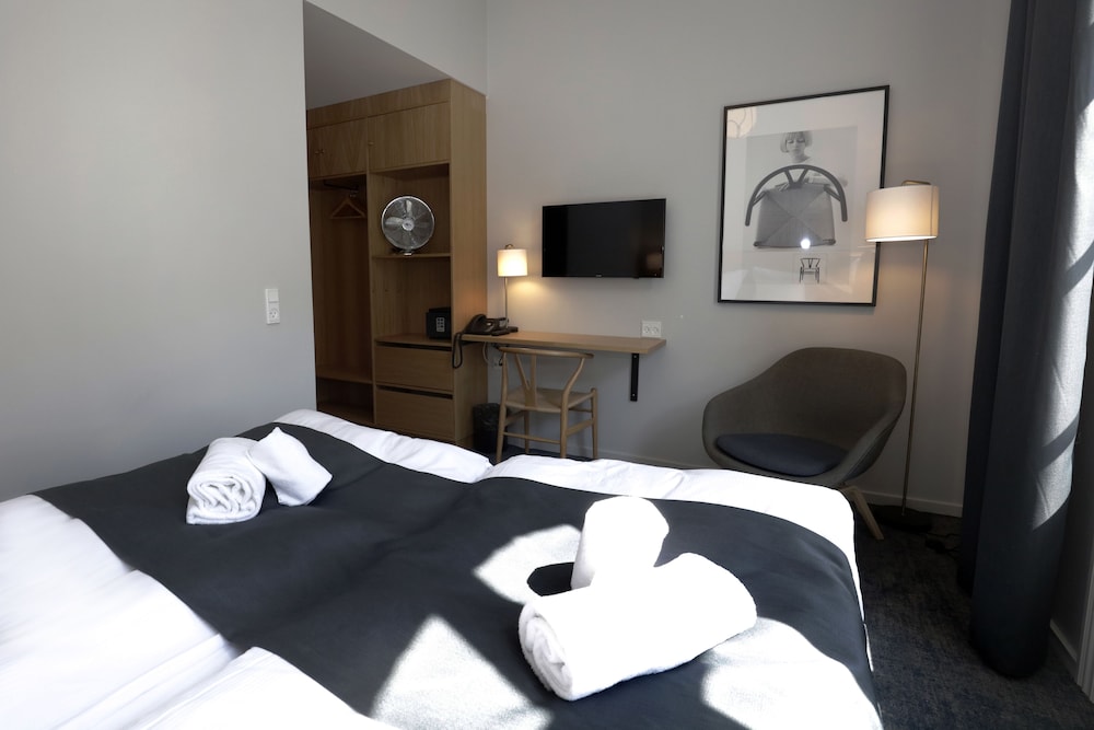 Standard Double Room thumbnail 6