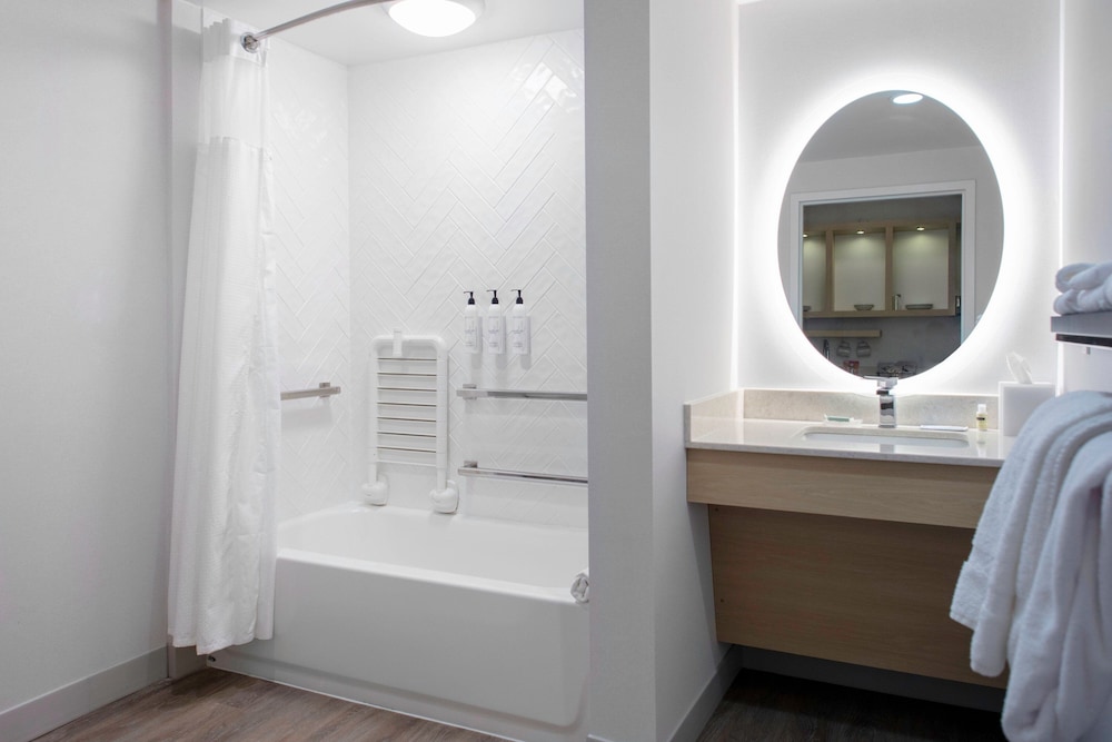 Studio, 2 Queen Beds (Mobility Accessible, Tub) photo 2