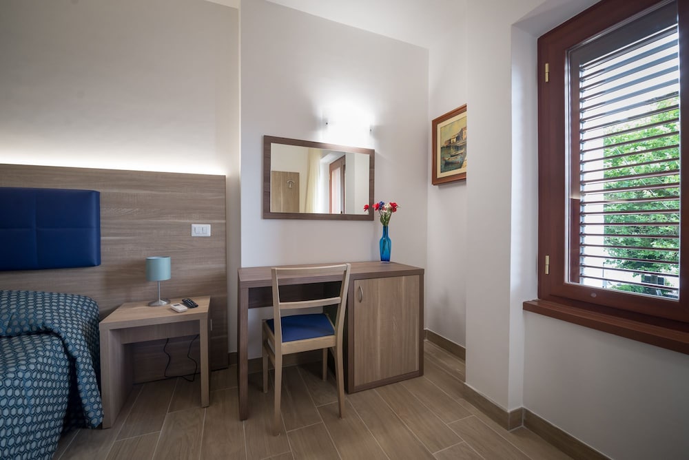 Panoramic Double or Twin Room, Lake View photo 2