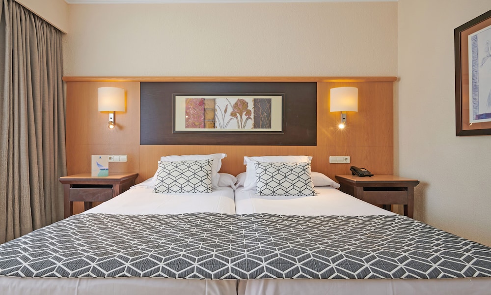 Double Room, Balcony (2 Adults + 1 Child) photo 2