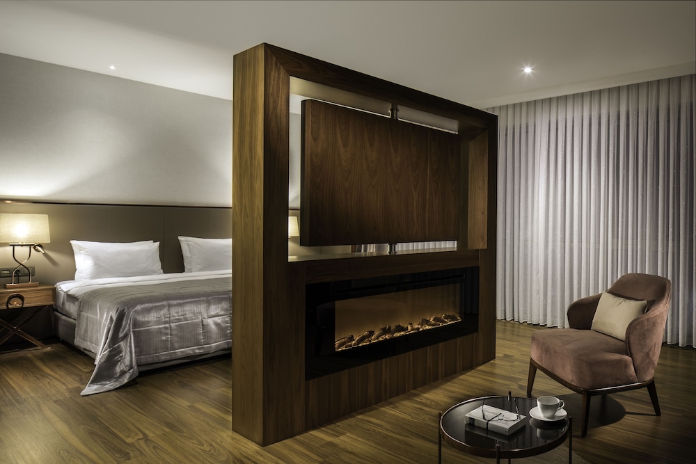 Junior Suite, 1 King Bed (Golden Horn View) photo 3