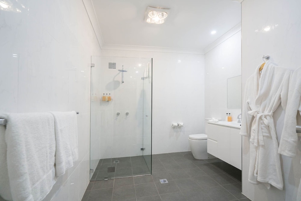 Deluxe Double Room, 1 Queen Bed, Garden View, Courtyard Area photo 3