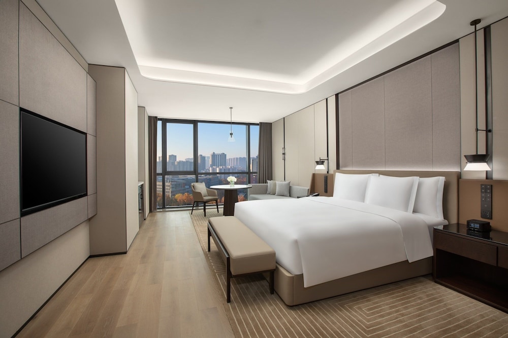 Suite, 1 Bedroom - Photo 2