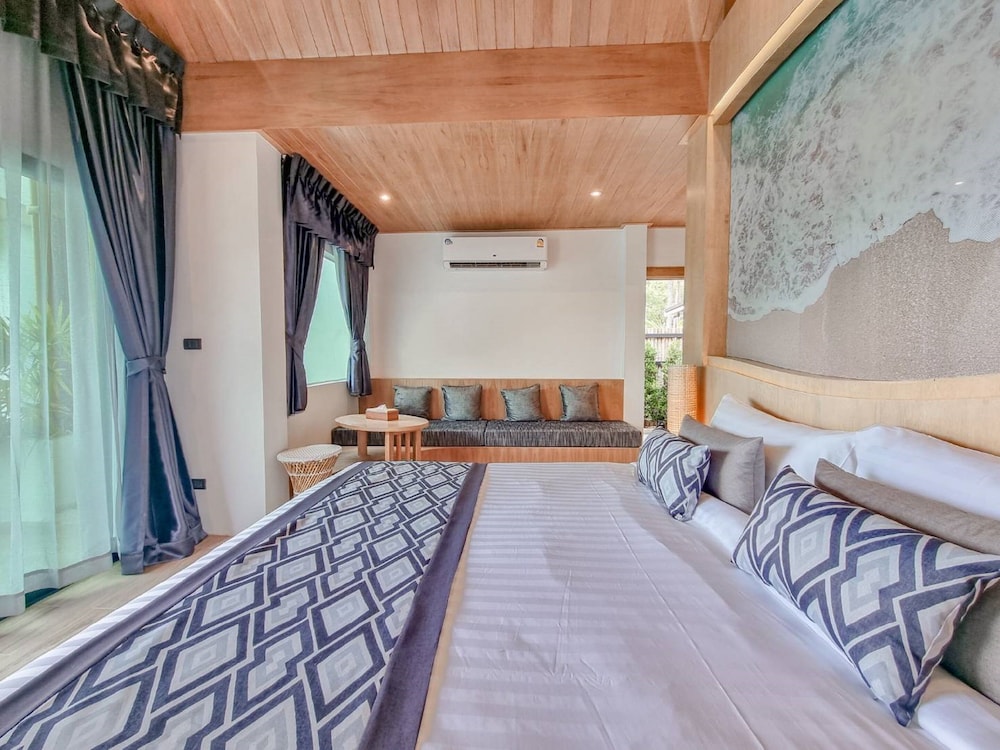 Junior Suite, Pool View photo 3