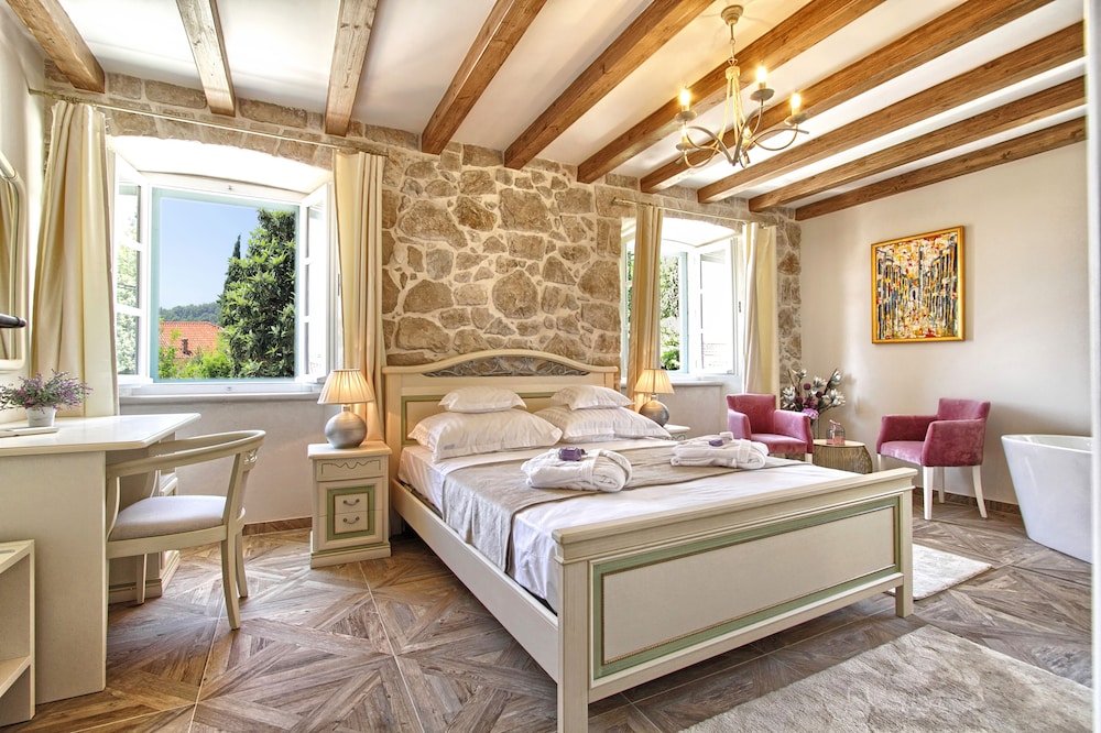 Villa photo 2