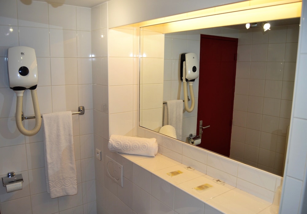 Room, Multiple Beds - Photo 6