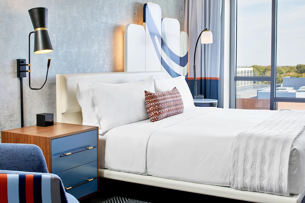 Deluxe Room, 1 King Bed (Mobility Accessible, Roll-In Shower) - Photo 5