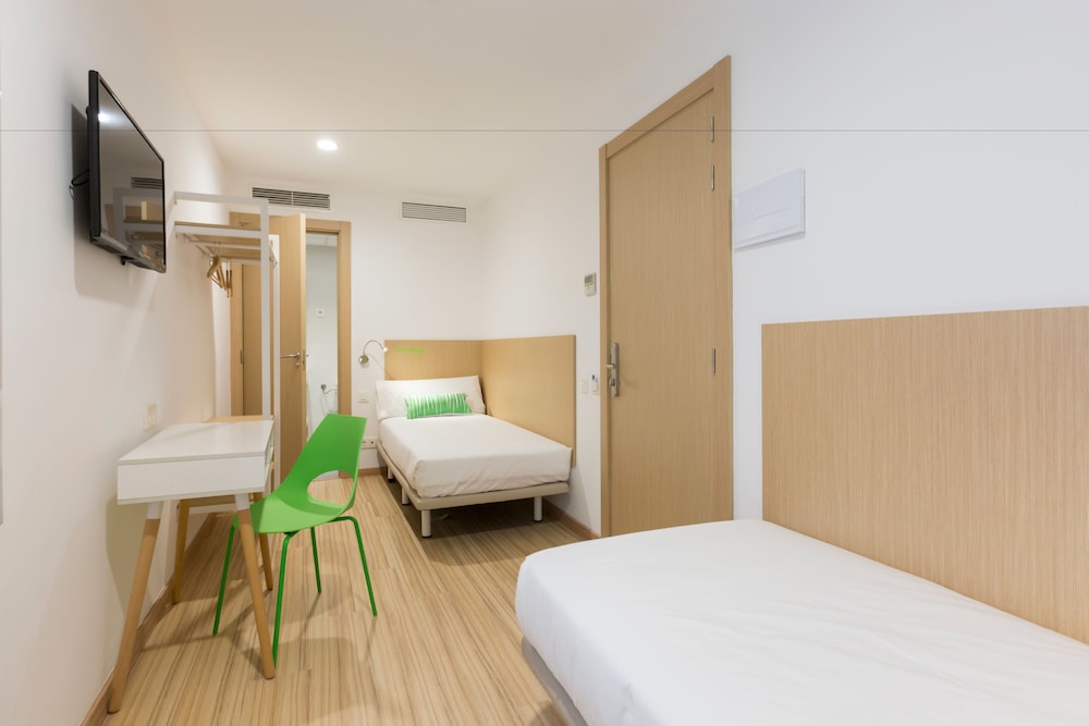 Economy Twin Room photo 2