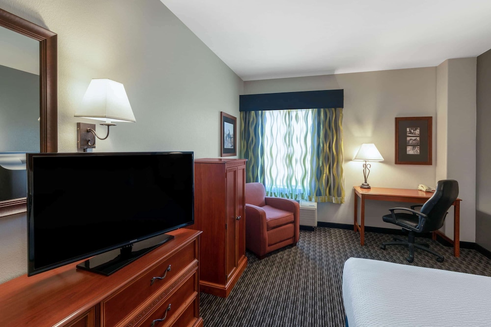 Room, 1 King Bed, Non Smoking - Photo 2