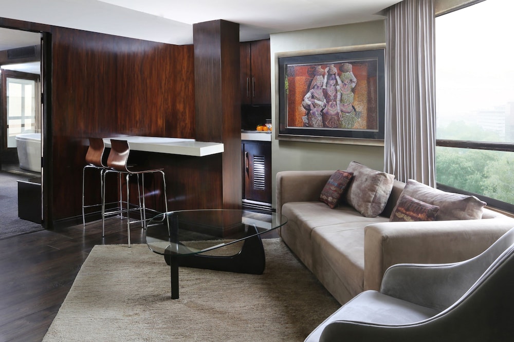 Executive Suite, 1 King Bed - Photo 2