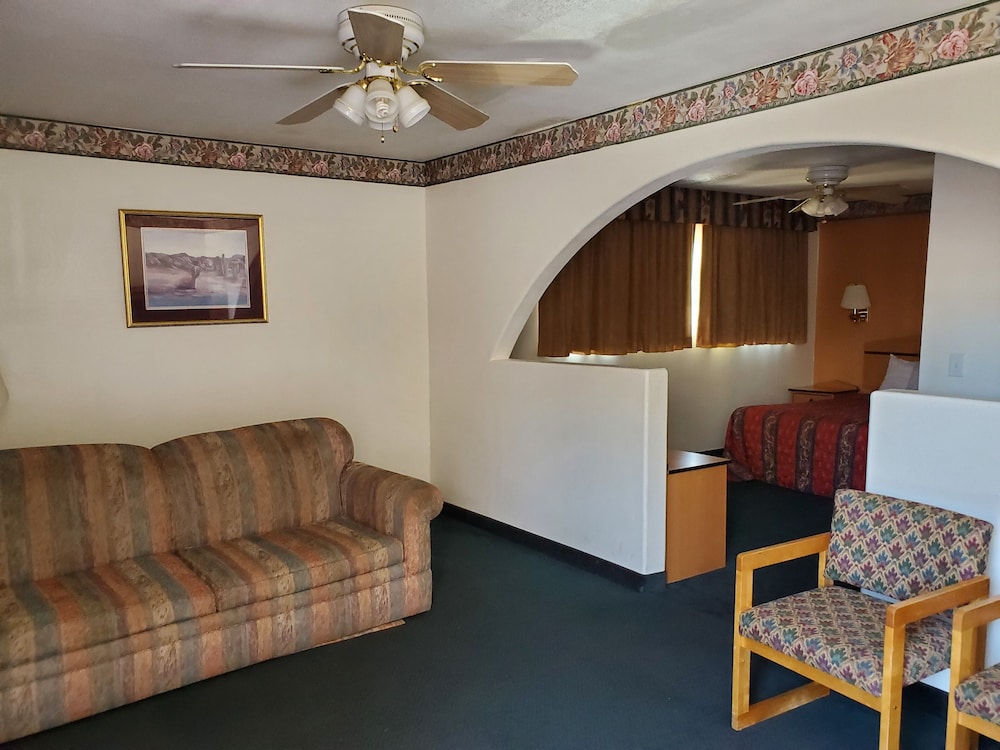 Business Suite, 1 King Bed photo 3