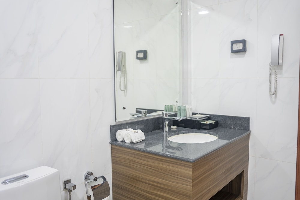 Executive Suite - Photo 8