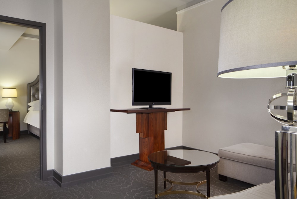 Junior Suite, 1 King Bed (Roll-In Shower) - Photo 4