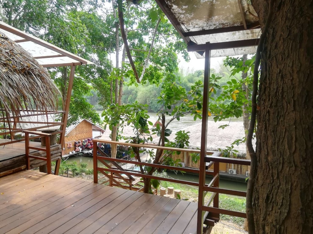 Bungalow With Garden View photo 2