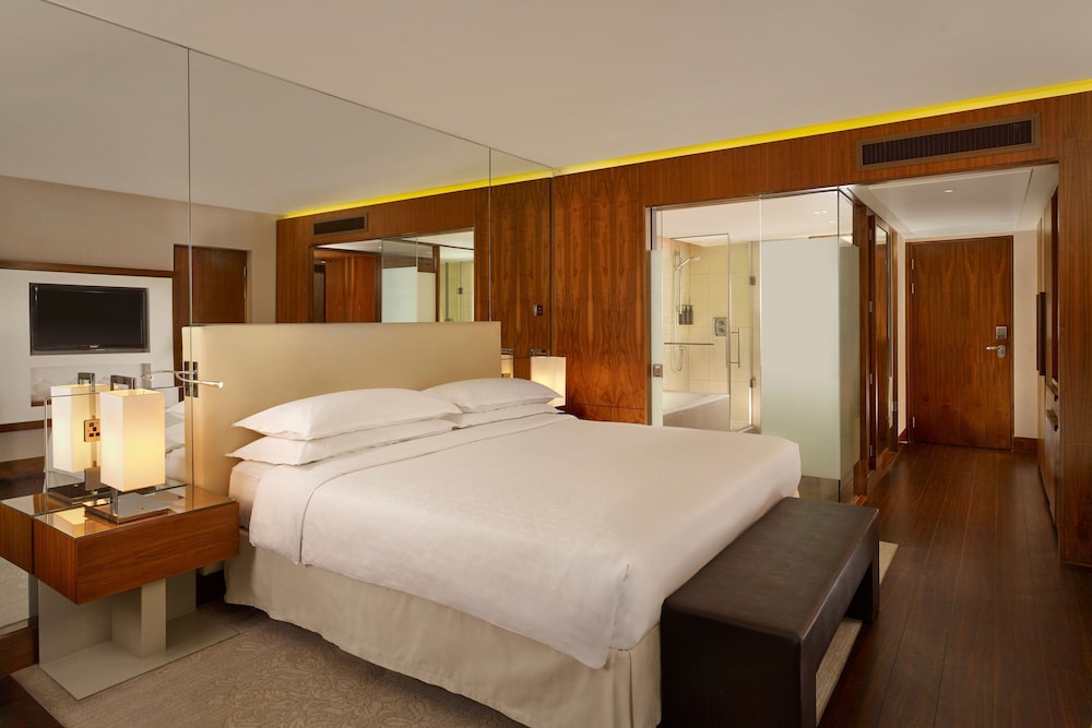 Club Room, 1 King Bed (View)