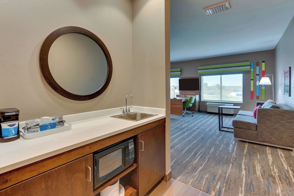 Studio, 1 King Bed, Refrigerator & Microwave (Wet bar) - Photo 1