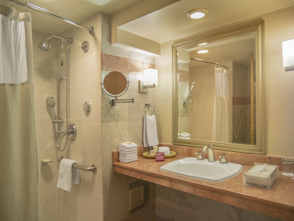Standard Room, 2 Queen Beds, Club Lounge Access - Photo 8