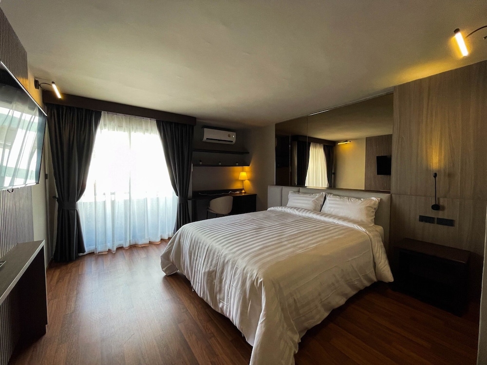 Deluxe Single Room, 1 Twin Bed, Non Smoking, City View