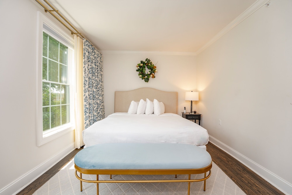 Standard Single Room, 1 King Bed photo 3