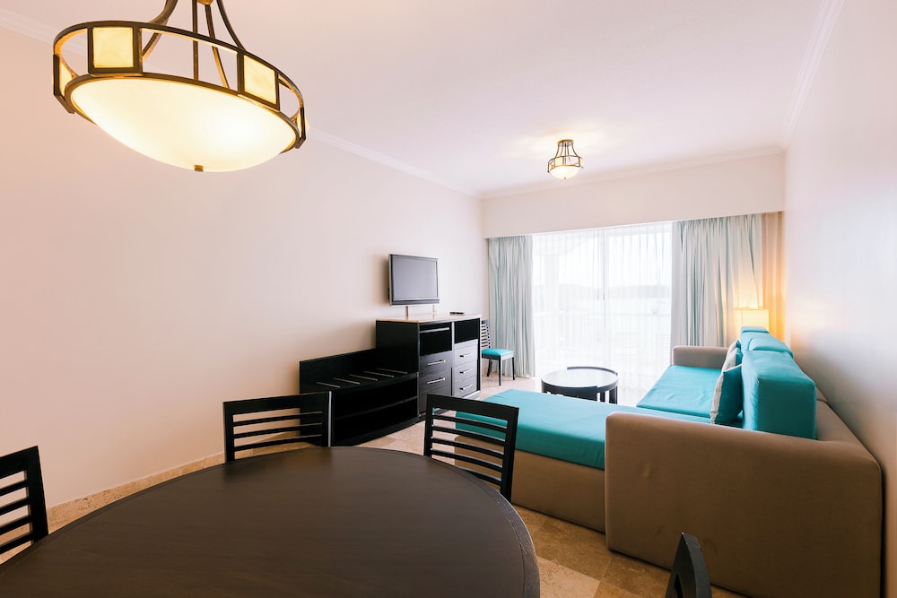 Junior Room, 1 King Bed, Beach View - Photo 3