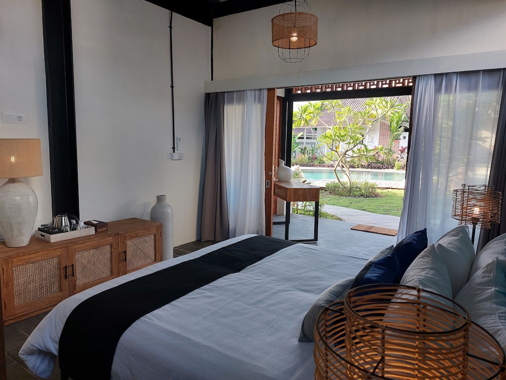 Superior Double or Twin Room, 1 King Bed, Terrace, Poolside photo 3