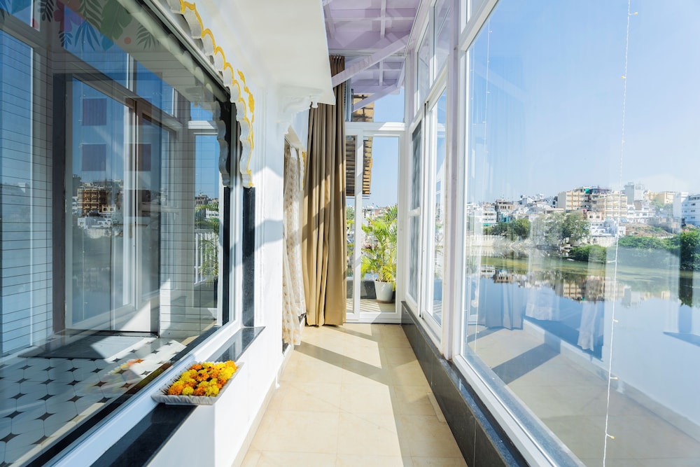 Panoramic Single Room, 1 King Bed, Smoking, Lake View photo 3