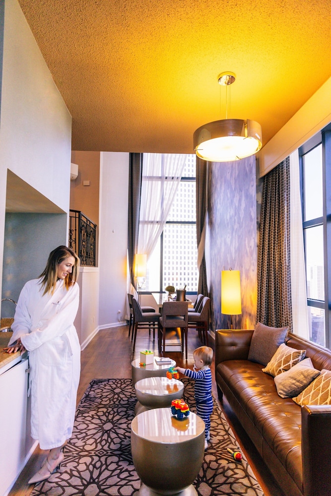 Suite, 2 Bedrooms, City View (Corner) - Photo 3