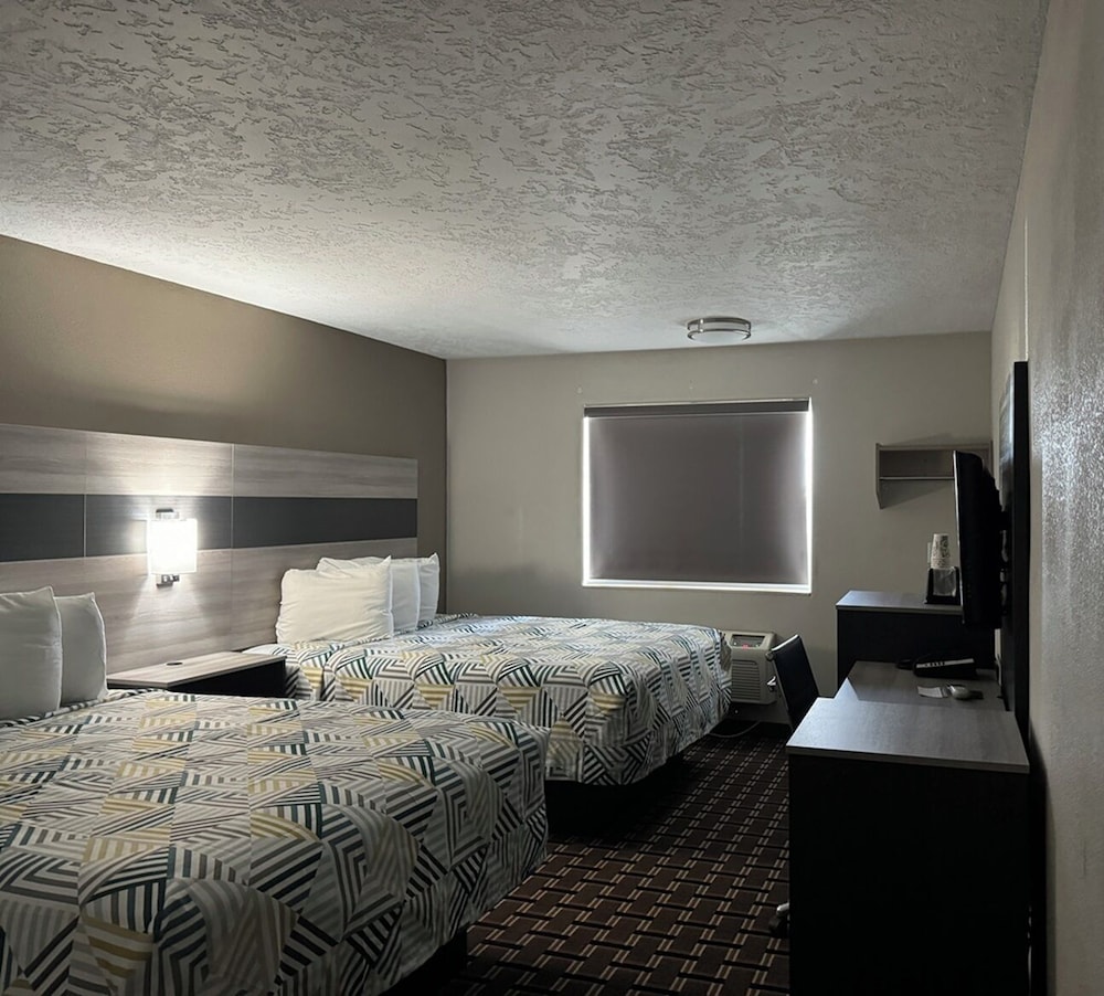 Deluxe Room, 2 Queen Beds, Non Smoking, Refrigerator & Microwave photo 3