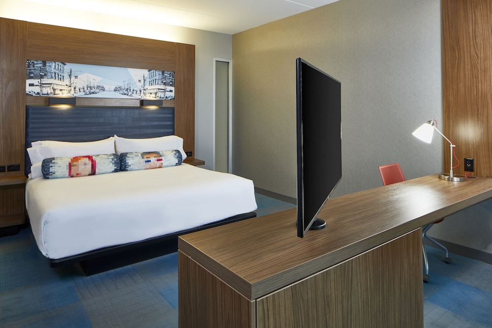 Spacious Savvy Room, 1 King Bed photo 2