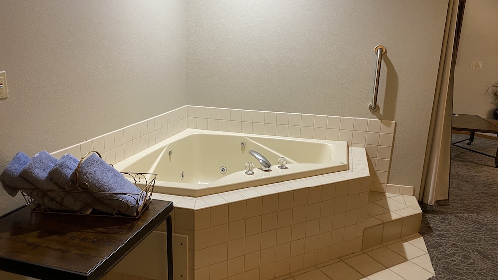 Suite, 1 Queen Bed with Sofa bed, Jetted Tub photo 2