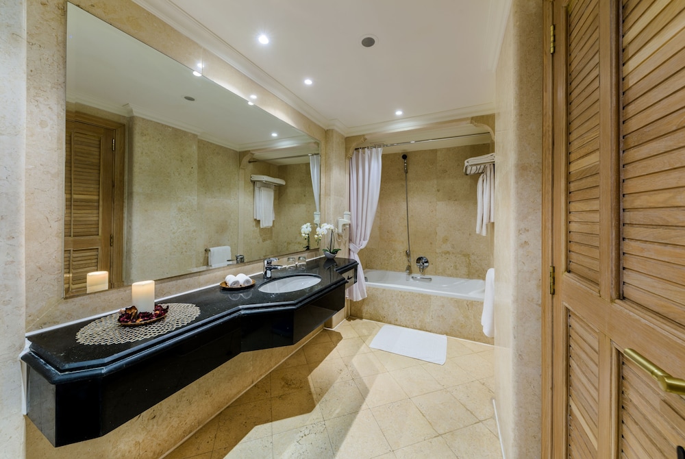 Deluxe Room, 1 King Bed, Sea View - Photo 6