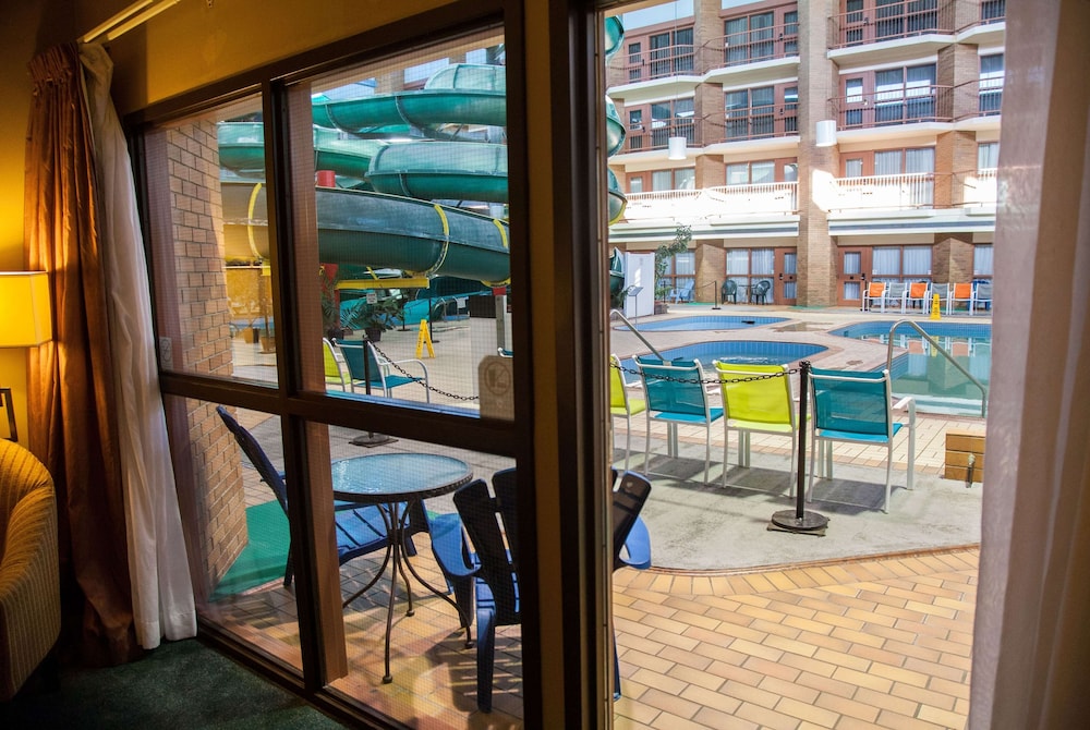 Deluxe Direct Pool Access Room, 1 King Bed - Photo 3