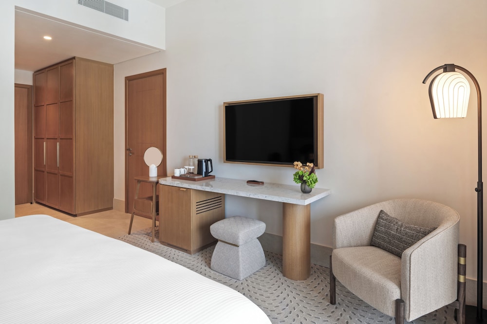 Deluxe Room, 1 King Bed photo 2