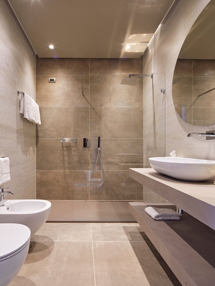Double Executive Room (lake view) - Photo 6