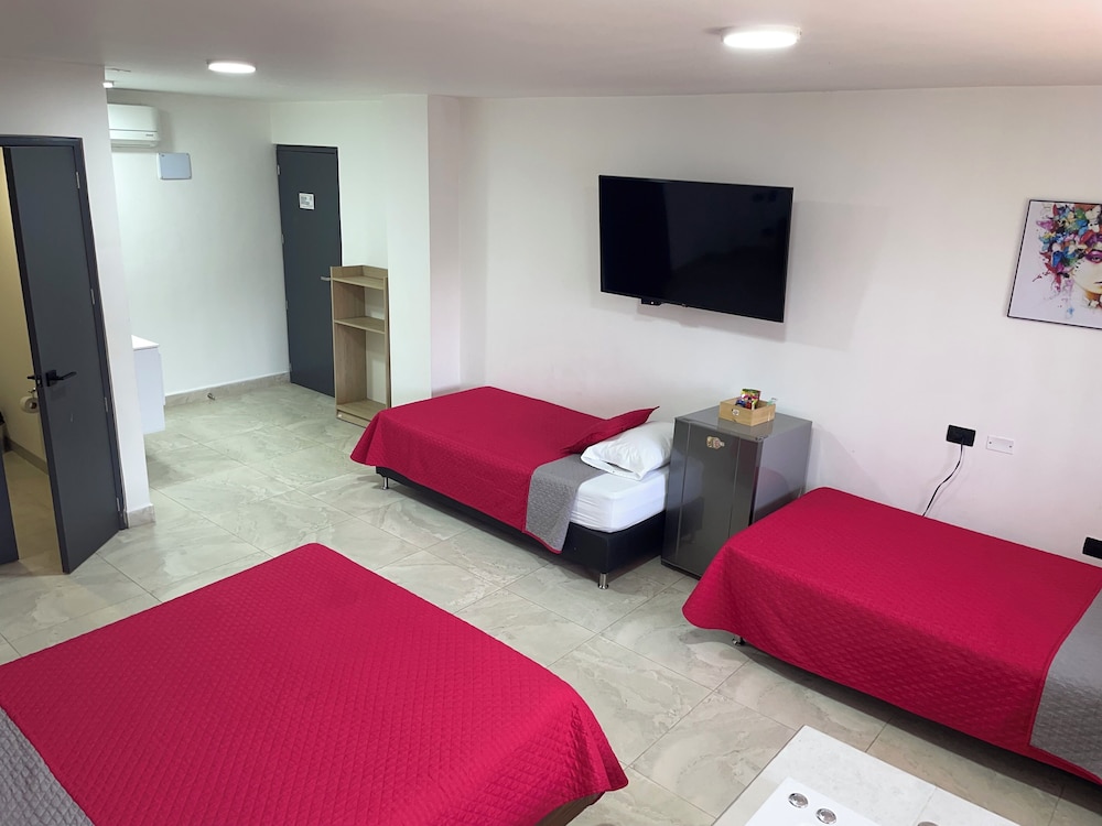 Deluxe Quadruple Room, Hot Tub photo 3