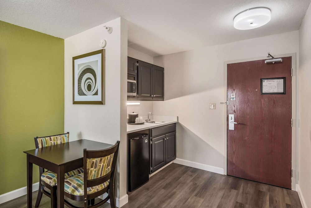 Suite, Multiple Beds, Non Smoking - Photo 2