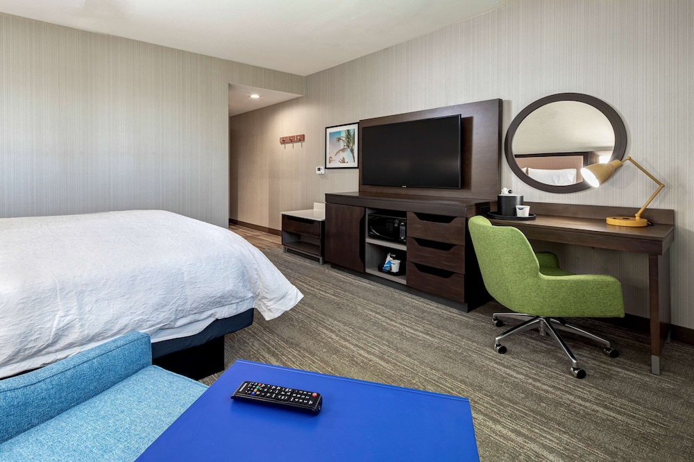 Room, 1 King Bed, Refrigerator & Microwave - Photo 3
