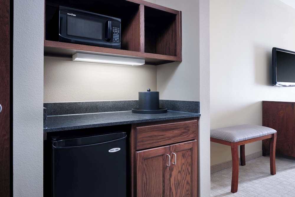 Standard Room, 2 Queen Beds, Non Smoking, Refrigerator & Microwave photo 3