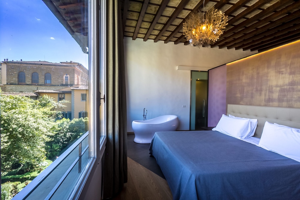 Suite, 1 Queen Bed, Garden View