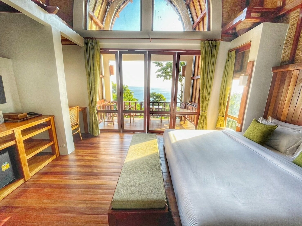 Signature Quadruple Room, Partial Sea View